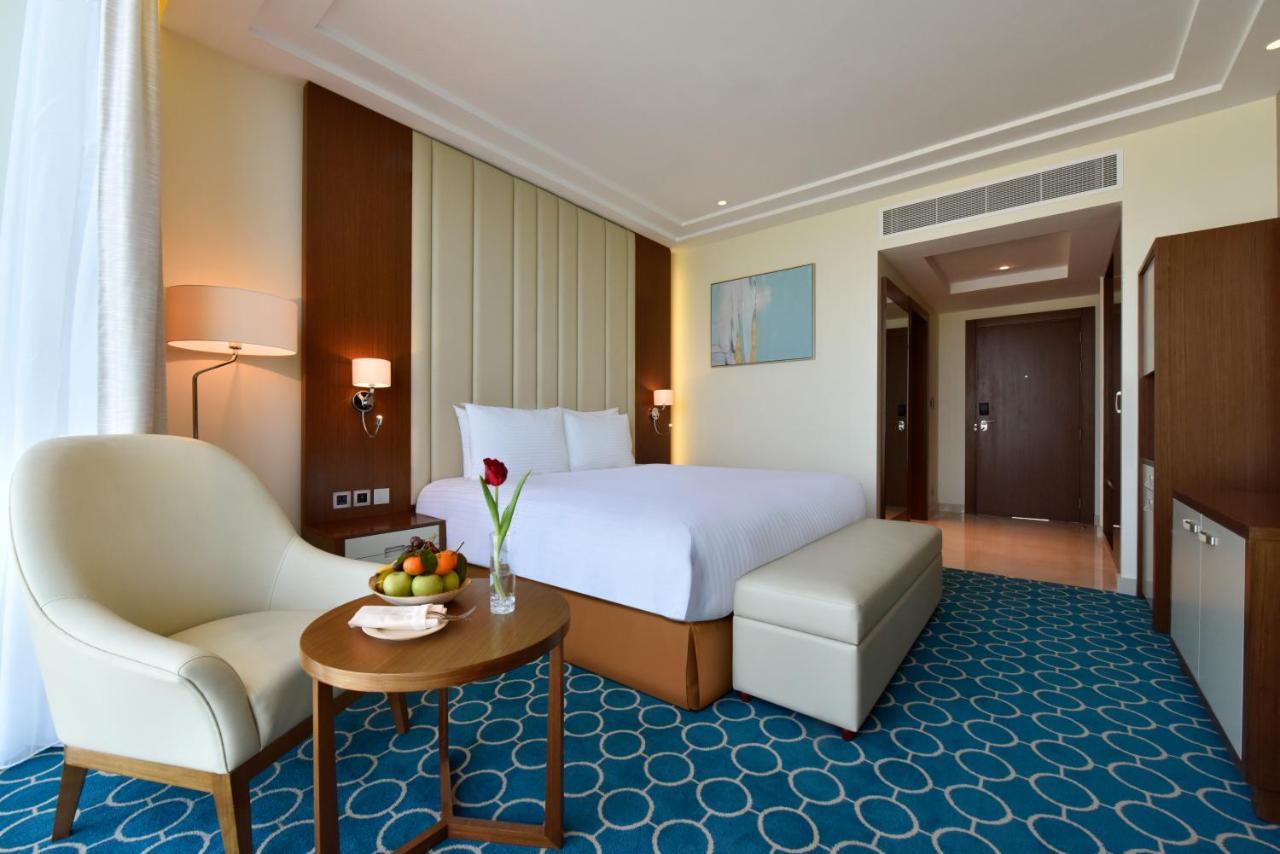 Grand Swiss-Belhotel Waterfront Seef Sanabis Esterno foto