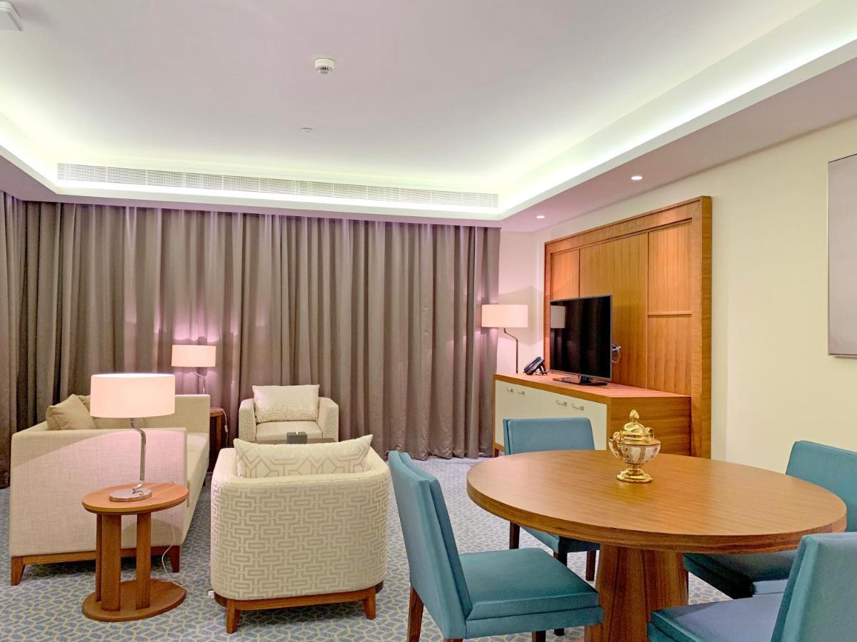 Grand Swiss-Belhotel Waterfront Seef Sanabis Esterno foto